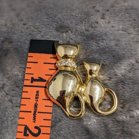 Vintage Goldtone Silhouette Kitty Cat Brooche with Rhinestone Accents - Picture 8 of 9